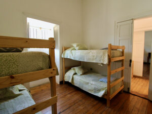 Habitación compartida para hombres de 6 camas